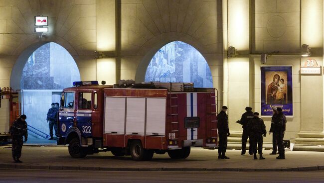 Сотрудники правоохранительных органов у входа на станцию метро в Минске. Архивное фото