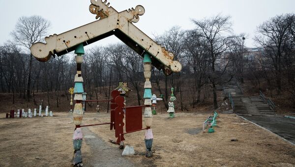 Остатки малых архитектурных форм на детской площадке в парке Минного городка во Владивостоке