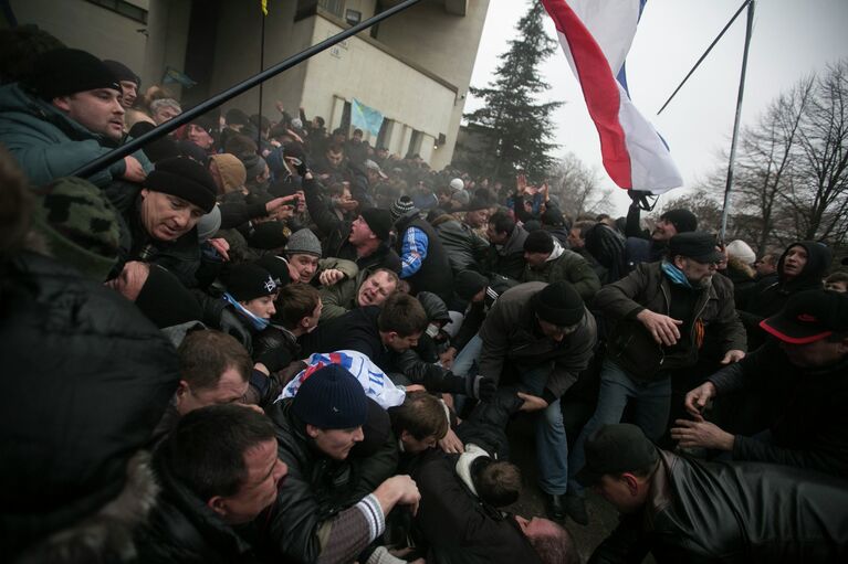 Митинги у здания Верховного совета Крыма