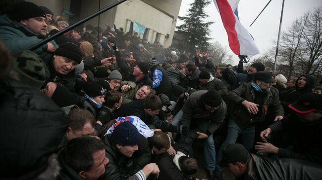 Митинги у здания Верховного совета Крыма