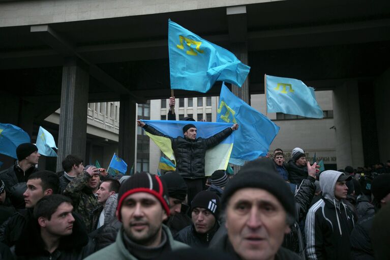 Митинг у здания Верховного совета Крыма