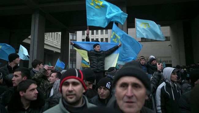 Митинг у здания Верховного совета Крыма. Архивное фото