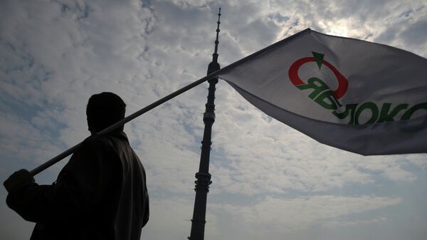 Мужчина с флагом партии Яблоко у телецентра Останкино. Архивное фото