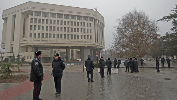 Сотрудники милиции у здания Совета министров Автономной Республики Крым. Архивное фото