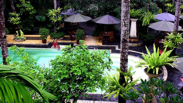 Бассейн одного из отелей в Индонезии 