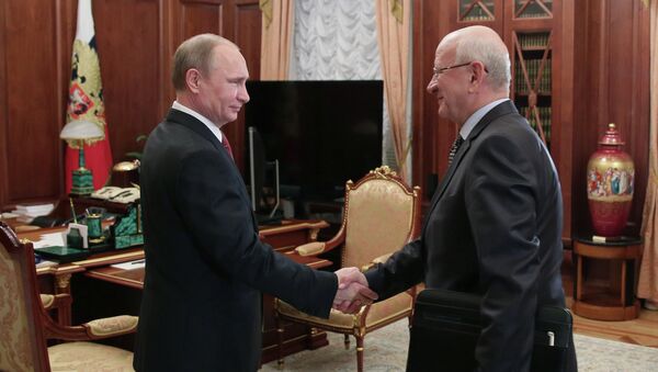 Президент России Владимир Путин (слева) и губернатор Оренбургской области Юрий Берг во время встречи в Кремле. Архивное фото
