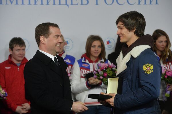 Председатель правительства России Дмитрий Медведев (слева) и двукратный олимпийский чемпион в сноуборде Вик Уайлд