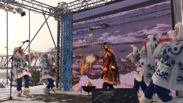 Паралимпийский огонь в Новосибирске зажегся в жаровне под бубен шамана