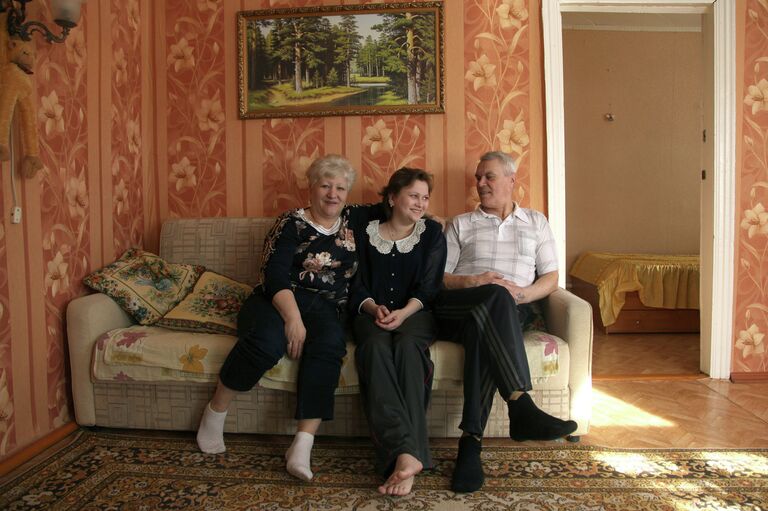 Анна Анисимова с диагнозом муковисцидоз дома вместе с мамой и папой Анна Анисимова с диагнозом муковисцидоз дома вместе с мамой и папой