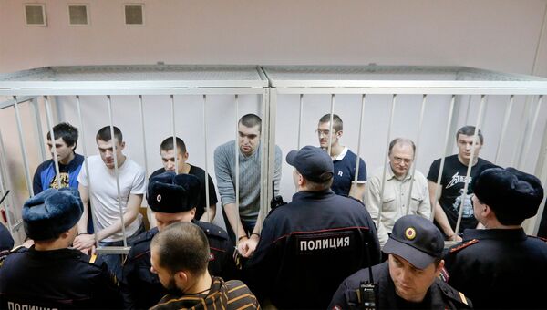 Обвиняемые по делу о беспорядках на Болотной площади 6 мая 2012 года в зале заседаний Замоскворецкого суда Москвы во время оглашения приговора.