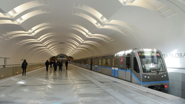 Поезд на новой станции метро Лесопарковая