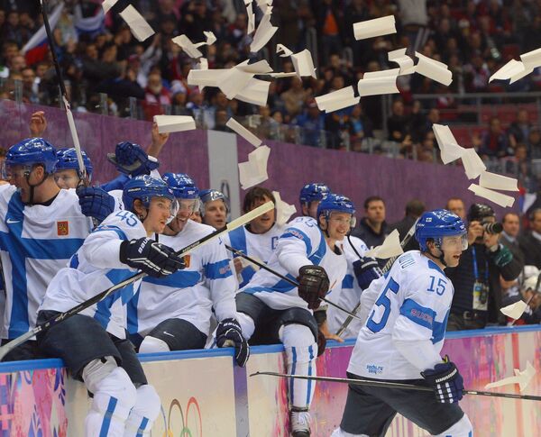 Финские игроки радуются победе в матче за третье место
