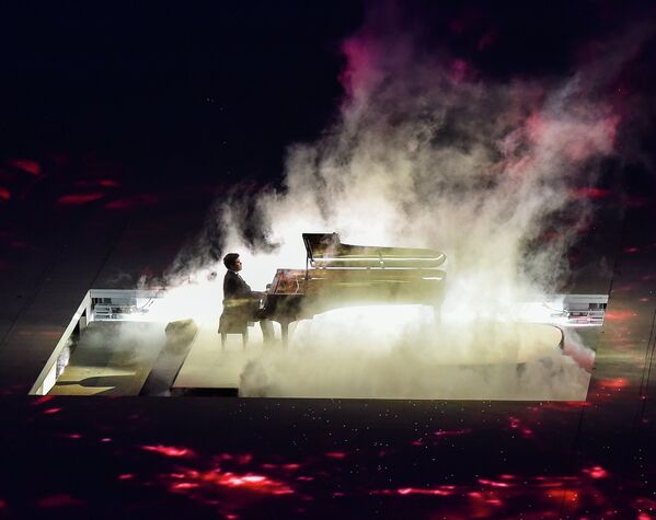 Пианист Денис Мацуев выступает на церемонии закрытия XXII зимних Олимпийских игр