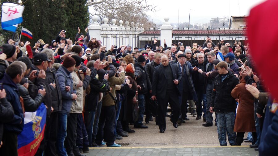 Лидер ЛДПР Владимир Жириновский (по центру) среди митингующих жителей Севастополя