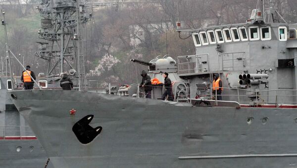 Российское военное судно в порту Севастополя. Фото с места события