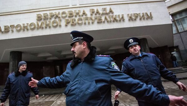 Милиционеры у здания Верховной Рады в Симферополе, архивное фото