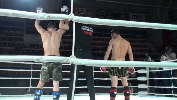 Бойцы катались по рингу на чемпионате MMA Приморья