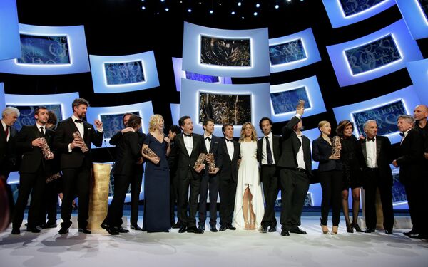 Победители стоят на сцене во время 39-й церемонии вручения наград премии Сезар