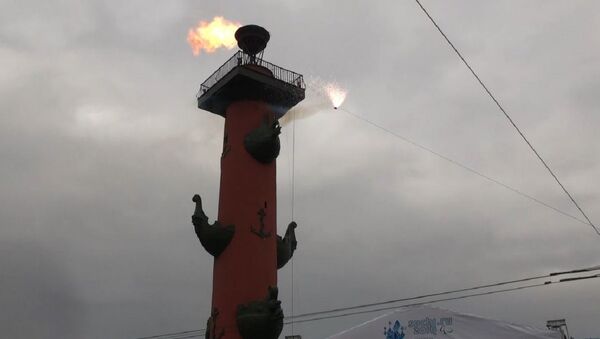 Огонь Паралимпийских игр зажгли от Ростральных колонн в Петербурге