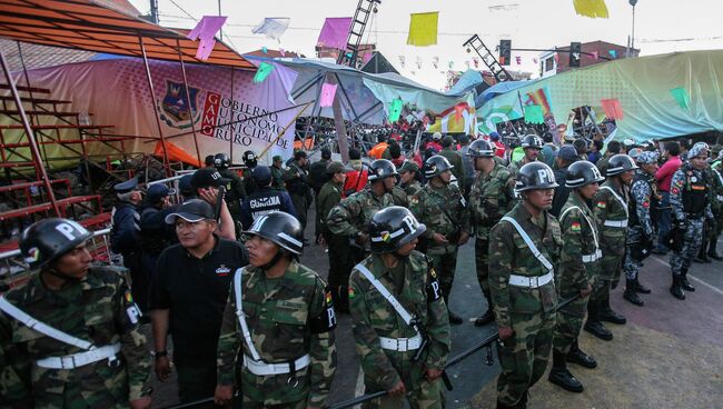 Обрушение конструкций во время карнавала в Оруро в Боливии. фото с места событий