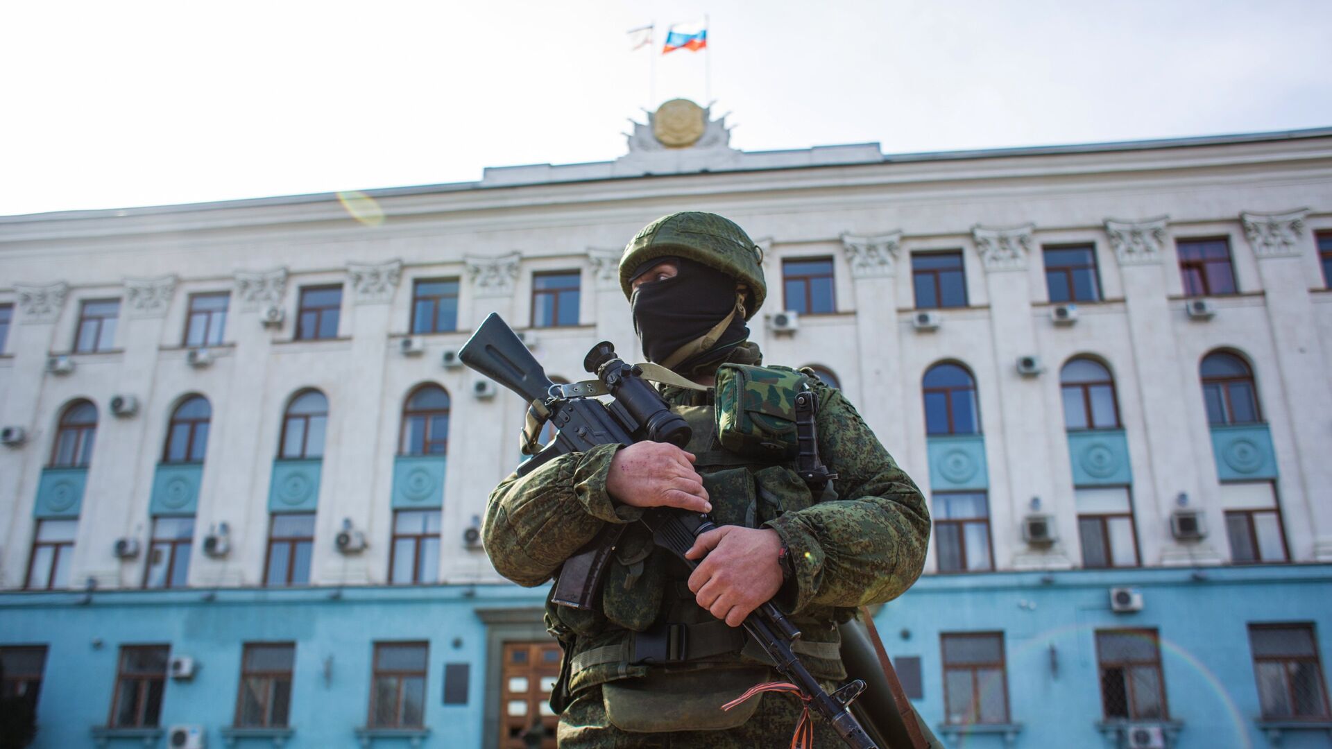 Военный у здания Верховного совета Крыма. 2 марта 2014 - РИА Новости, 1920, 27.02.2024