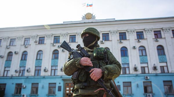 Военный у здания Верховного совета Крыма. 2 марта 2014
