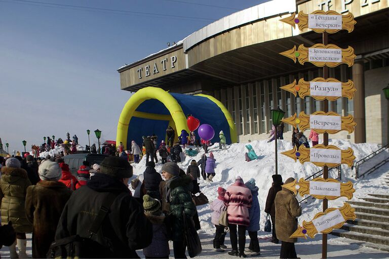 Проводы зимы в Томске: сибирские силачи, блины и чучело-гигант