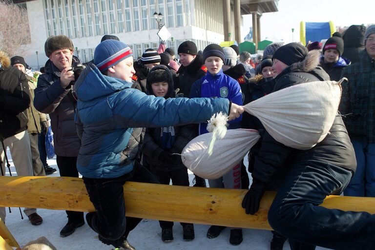 Проводы зимы в Томске: сибирские силачи, блины и чучело-гигант