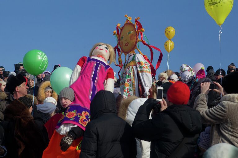 Проводы зимы в Томске: сибирские силачи, блины и чучело-гигант