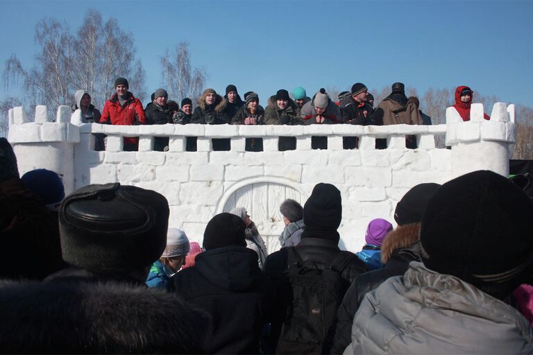 Празднование Масленицы в Томске на стадионе Политехник