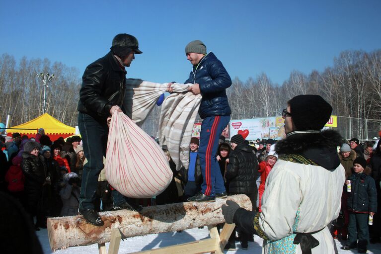 Празднование Масленицы в Томске на стадионе Политехник