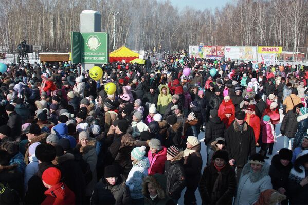 Празднование Масленицы в Томске на стадионе Политехник