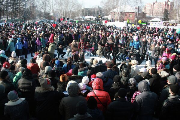 Празднование Масленицы в Томске на стадионе Политехник