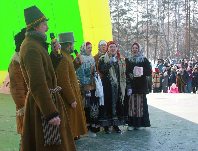 Празднование Масленицы в Томске на стадионе Политехник