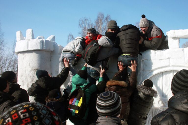 Празднование Масленицы в Томске на стадионе Политехник