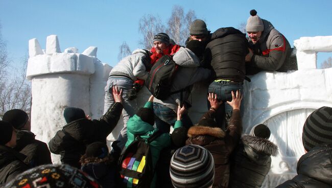 Празднование Масленицы в Томске на стадионе Политехник