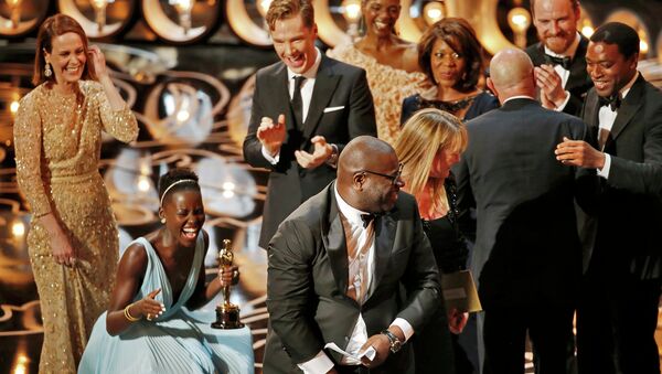 Режиссер Стив Маккуин, Лапита Ньонго и актеры фильма 12 лет рабства на 86-й церемонии вручения премии Оскар