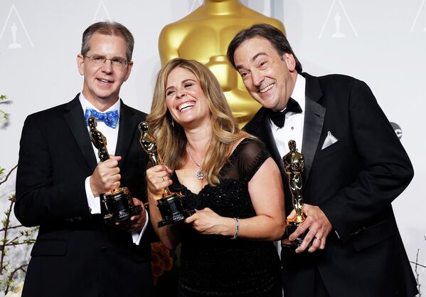 Американский кинорежиссёр Крис Бак, американская актриса, сценарист и продюсер Дженнифер Ли и продюсер, актер Питер Дель Вечо на 86-й церемонии вручения премии Оскар