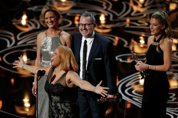 Американская поп-певица и актриса Дарлин Лав, режиссёр Морган Невилл и актриса Кэтрин Роджерс на 86-й церемонии вручения премии Оскар