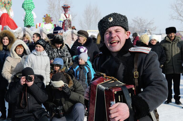 Падение снежного городка или масленичные забавы красноярцев