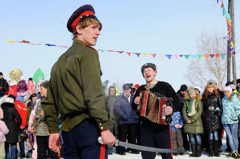 Падение снежного городка или масленичные забавы красноярцев