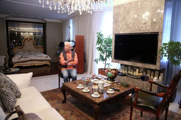 Певец Борис Моисеев в своей квартире в Москве