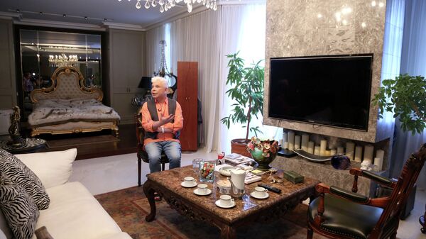 Певец Борис Моисеев в своей квартире в Москве