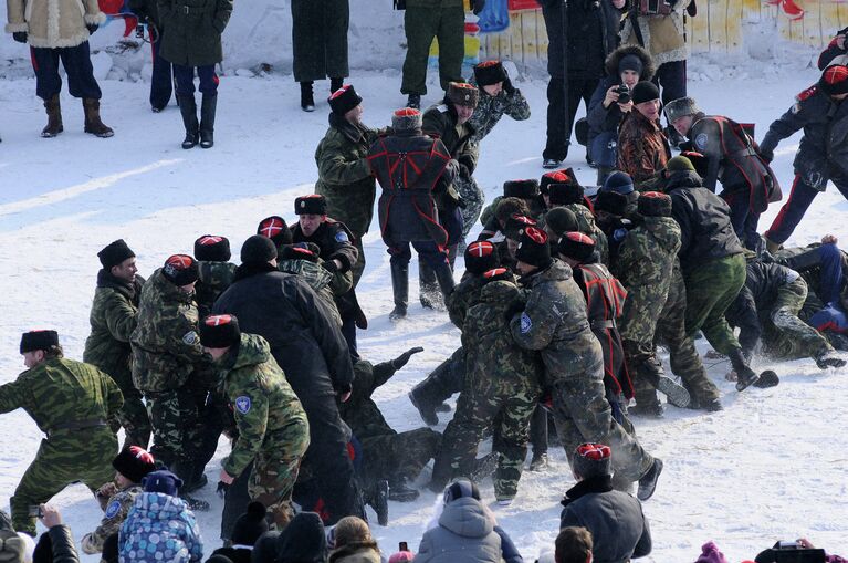 Падение снежного городка или масленичные забавы красноярцев