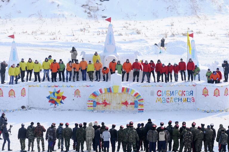 Падение снежного городка или масленичные забавы красноярцев