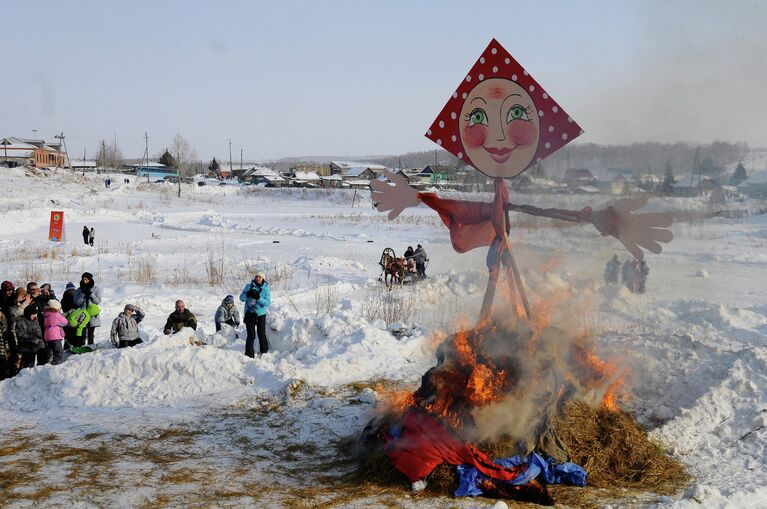 Падение снежного городка или масленичные забавы красноярцев