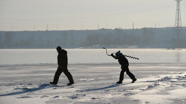 Рыбаки идут льду. Архивное фото