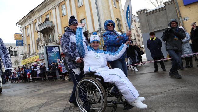 Спортсменка-колясочница Яна Костина, чемпионка России по плаванию на эстафете паралимпийского огня в Самаре. Событийное фото.