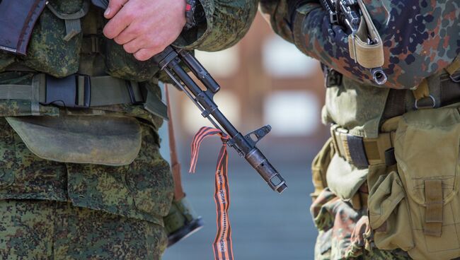 Военные у здания Верховного совета Крыма. 3 марта 2014