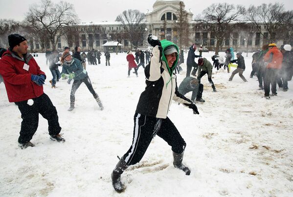Жители Вашингтона играют в снежки